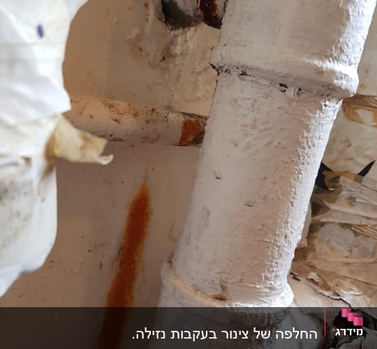 צינורות חלודים עם סימני חלודה וקורוזיה